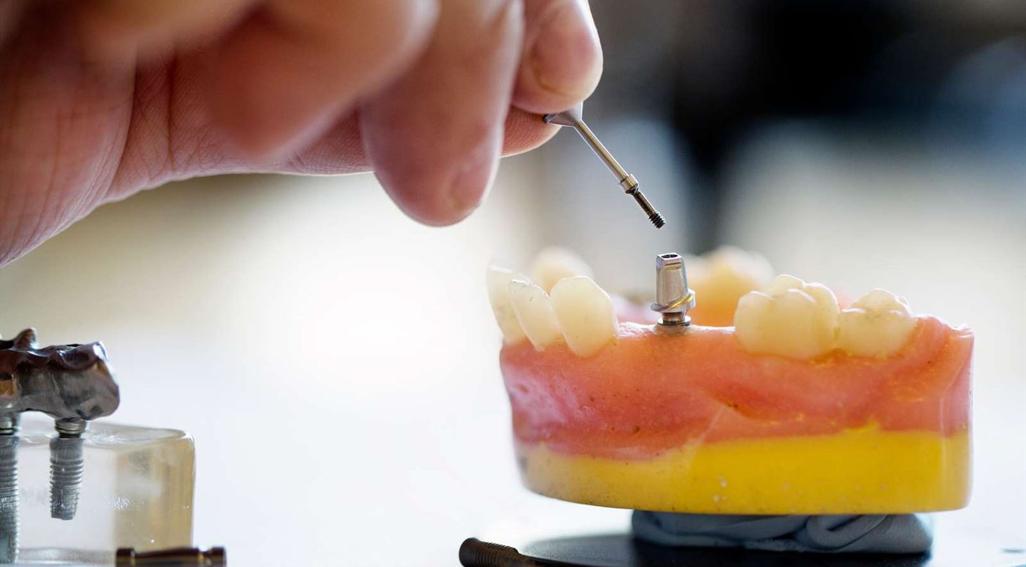 Dentalskrue s�ttes i gebis